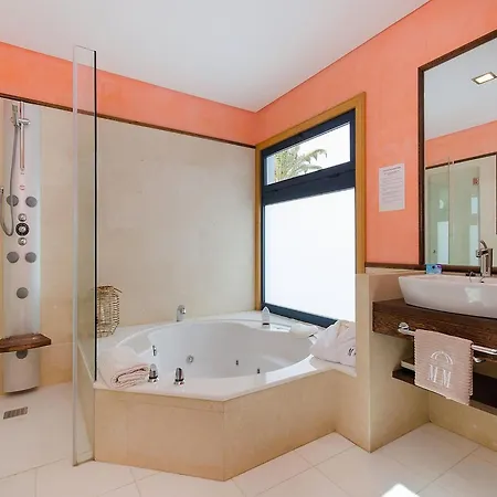 Beautiful In With Pool Holiday home *