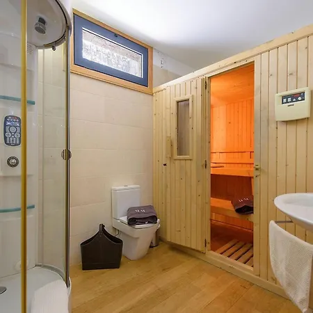 Beautiful In With Pool Holiday home *