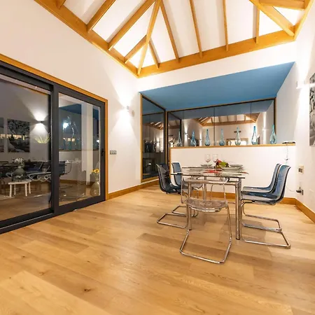 Beautiful In With Pool *